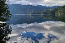 Hier sieht man einen See, in dem sich die Wolken spiegeln. 