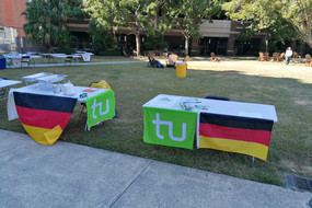 Auf dem Bild sieht man zwei Stände mit der TU und Deutschland Flagge