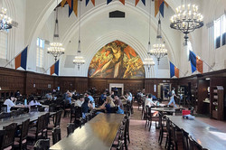 Pomona Dining Hall Das Bild zeigt einen großen Speisesaal mit langen Tischen.