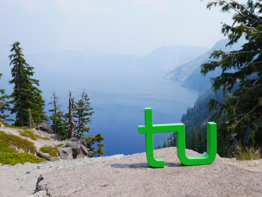 TU Logo vor einem See in Oregon