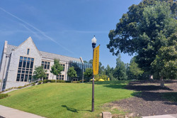 Oglethorpe University 1 Hier sieht man ein Unigebäude und eine Laterne, auf der der Name der Uni steht.