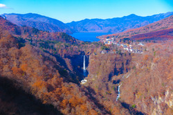 Nikko Hier sieht man eine Landschaftsaufnahme von einem Gebirge.