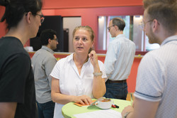 Mentees und Mentor*innen im Gespräch beim Tandem2Job 2024 Midterm Meeting