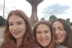 Peachoid Drei Personen machen vor einer Statue ein Foto.