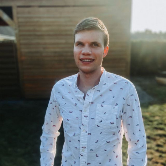 Max Grote Auf dem Bild sieht man den Student Max Grote in einem weißen Hemd.
