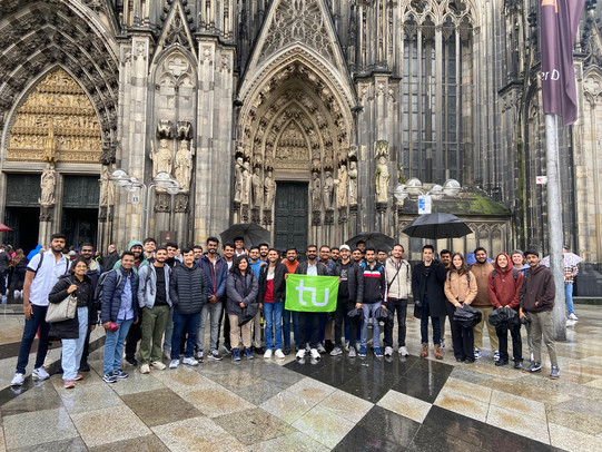 Studierende vor dem Kölner Dom