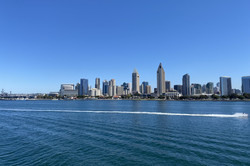 Skyline und blauer Himmel mit dem Meer im Vordergrund