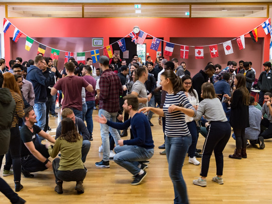 Come2Campus dancing international students in the International Meeting Center of TU Dortmund University