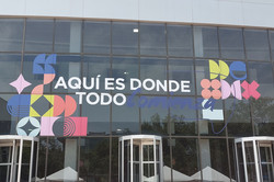 Beginn Gebäude mit der Aufschrift "Aquí es donde todo comienza"