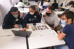 Workshop Auf dem Bild sieht man die Workshopteilnehmenden, die eine Antwort auf die Quizfragen suchen