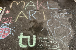 TU Hier sieht man das TU Logo, das mit Kreide, auf den Boden gemalt wurde.