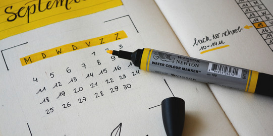 Kalender markiert mit gelbem Highlighter