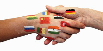 Händedruck zweier mit Flaggen bedruckter Hände