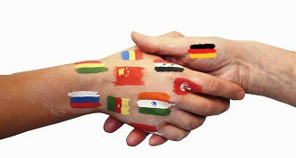 Händedruck zweier mit Flaggen bedruckter Hände