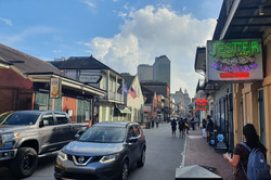 Eine Straße mit verschiedenen Shops auf beiden Seiten.