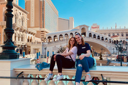 Lydia mit Freundin vor einer italienischen Brücke in Las Vegas