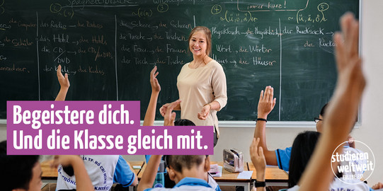 Eine Frau steht vor einer Klasse mit jungen SChüler*innen. Auf dem Bild steht der Text: "Begeistere dich. Und die Klasse gleich mit."
