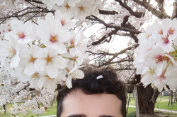 Selfie von Okan mit einem Kirschblütenbaum im Hintergrund