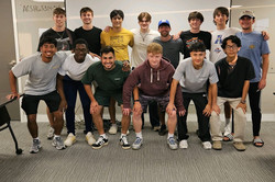 Aykut macht ein Gruppenbild mit der Mannschaft des Intramurals Soccer Clubs von der letzten End of the Season Party