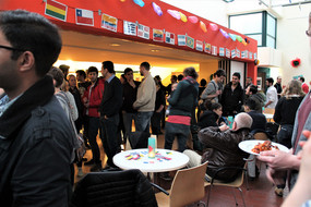 Eine Gruppe internationale Studierender beim beim Internationalen KulturCafé (IKC)