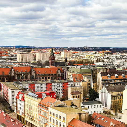 Aufnahme des historischen europäischen Stadtbildes mit Blick über Dächer, ein leicht bedeckter Himmel