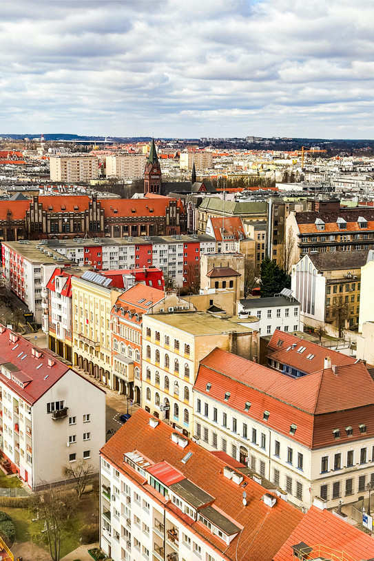 Aufnahme des historischen europäischen Stadtbildes mit Blick über Dächer, ein leicht bedeckter Himmel