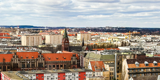 Aufnahme des historischen europäischen Stadtbildes mit Blick über Dächer, ein leicht bedeckter Himmel