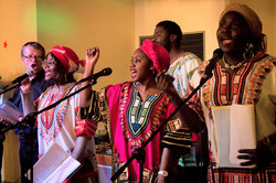 Eine Gruppe afrikanischer Musiker beim beim Internationalen KulturCafé (IKC)