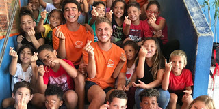 AIESEC Man sieht zahlreiche lachende Kinder auf einer Treppe.
