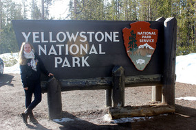 Sabrina vor dem Yellowstone Nationalpark