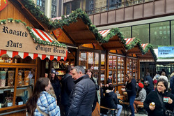 Chicago Weihnachtsmarkt Hier sieht man kleine Holzhüttchen auf dem Weihnachtsmarkt.