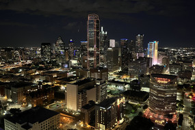 Auf dem Bild sieht man die Skyline von Dallas bei nacht