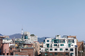 Der Campus der Sookmyung liegt sehr zentral mitten in Seoul. Er liegt leicht erhöht und somit hat man einen atemberaubenden Blick auf die Metropole Seoul. Hier ist eines der Topausflugziele, der N Seoul Tower, zu sehen. Er liegt in wunderschöner Kulisse für tolle Fotos
