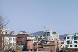 Der Campus der Sookmyung liegt sehr zentral mitten in Seoul. Er liegt leicht erhöht und somit hat man einen atemberaubenden Blick auf die Metropole Seoul. Hier ist eines der Topausflugziele, der N Seoul Tower, zu sehen. Er liegt in wunderschöner Kulisse für tolle Fotos