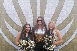 Cheerleadern Auf dem Bild sieht man Lisa S. mit zwei Saints Cheerleadern