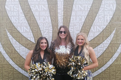 Auf dem Bild sieht man Lisa S. mit zwei Saints Cheerleadern