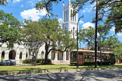 St. Charles Streetcar Hier sieht man eine kleine Straßenbahn.