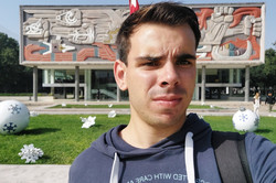 Mural Auf dem Bild sieht man Jonas B. wie er vor dem Mural am Rektorat steht
