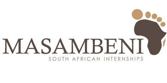 Der SChriftzug "Masambeni" mit einem großen Fußabdruck rechts. Der Fußabdruck sieht auch aus wie das Kontinent Afrika