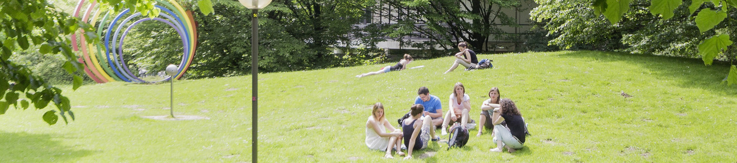 Studierende auf dem sommerlichen Campus der TU Dortmund
