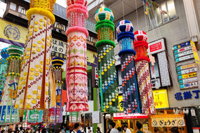 Dekorationen und Personen auf dem Tanabata Festival