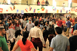 Zusammen tanzen beim beim Internationalen KulturCafé (IKC)