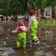 Zwei Kinder im Regen