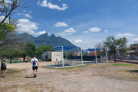Das Beachvolleyballfeld der Uni und die Aussicht auf einen Berg