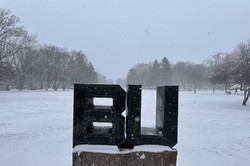 Die Statue mit den Initialien der Butler University am Anfang des Schneesturms.