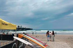 Surfcompetition Man erkennt mehrere Surfbretter im Vordergrund und im Hintegrund das Meer. Der Himmel ist leicht bewölkt.