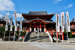 Tempel in Japan mit blauem Himmel