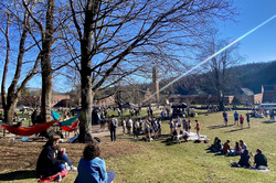 Die Sanford Mall ist eine große Wiese und ist das Herz des Campus. Viele der Studierenden nehmen ihre Hunde mit, spielen Football oder machen Slacklining und manche Professoren verlegen ihren Unterricht nach draußen.