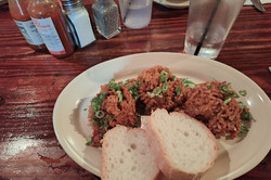 NOLA-Food Hier sieht man roten Reis mit Brot.