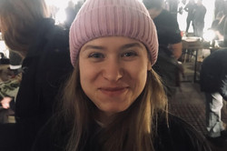 Profilfoto Lilly Hier sieht man die Studentin lächelnd mit einer Mütze auf dem Kopf.